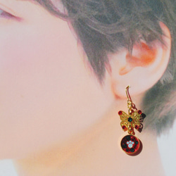 キラキラ肉球の耳飾り　肉球×蝶々　デコ作品　ピアス／イヤリング　クリスマスカラー 4枚目の画像