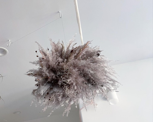 パンパスグラスとニュアンスカラーのフライングリース　グレベリア　紫陽花 order パンパスグラスの壁掛けアレンジ 流れるようなデザインでお作り