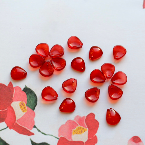 新作☆椿、梅の花びらガラスビーズ 真紅 ビーズ handmade Moment