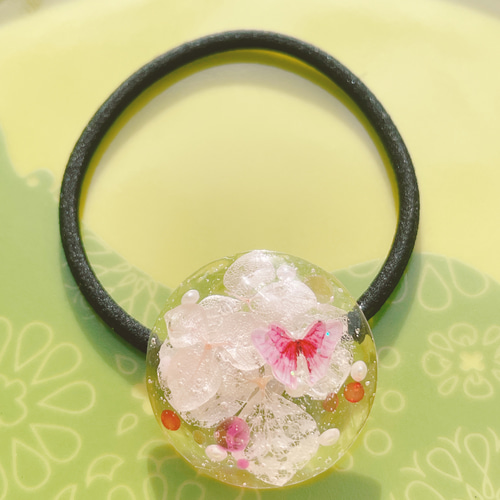 お花と蝶々のレジンヘアゴム☆ ヘアゴム na✴︎ 通販 16597137｜Creema