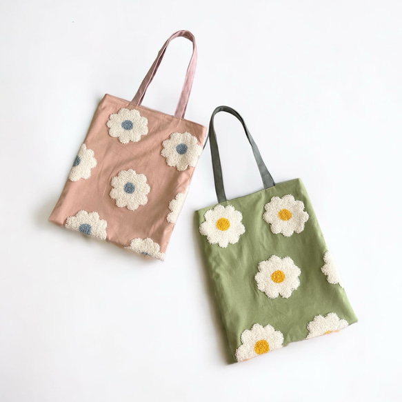 凸凹刺繍◆もこもこタフティング/マーガレット◆A4サイズ対応☆肩掛けOK トートバッグ〈2色よりお選び頂けます〉 3枚目の画像