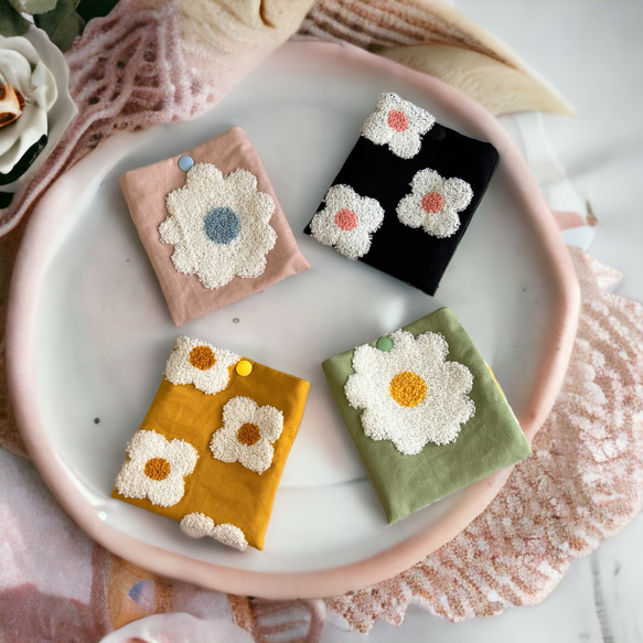 ハンドメイド☆刺繍お花モチーフのミニポーチ♪