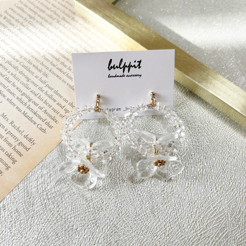 ブライダル　アイボリーオーガンジーフラワー×ガラスビーズ　ピアス　イヤリング 25cee29dca5046e9da9122319892d0