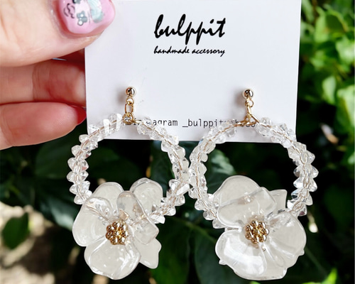 ブライダル　アイボリーオーガンジーフラワー×ガラスビーズ　ピアス　イヤリング 25cee29dca5046e9da9122319892d0