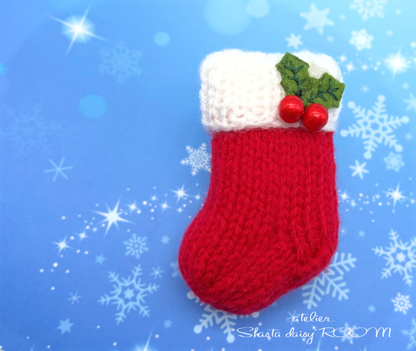 手編みのサンタブーツブローチ　毛糸のミニニット靴アクセサリー　手作りクリスマスホーリー付　編み物 ハンドメイド 雑貨 1枚目の画像