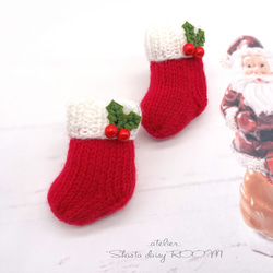 手編みのサンタブーツブローチ　毛糸のミニニット靴アクセサリー　手作りクリスマスホーリー付　編み物 ハンドメイド 雑貨 5枚目の画像