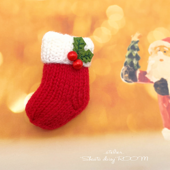 手編みのサンタブーツブローチ　毛糸のミニニット靴アクセサリー　手作りクリスマスホーリー付　編み物 ハンドメイド 雑貨 11枚目の画像