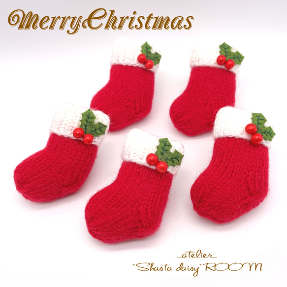 手編みのサンタブーツブローチ　毛糸のミニニット靴アクセサリー　手作りクリスマスホーリー付　編み物 ハンドメイド 雑貨 2枚目の画像