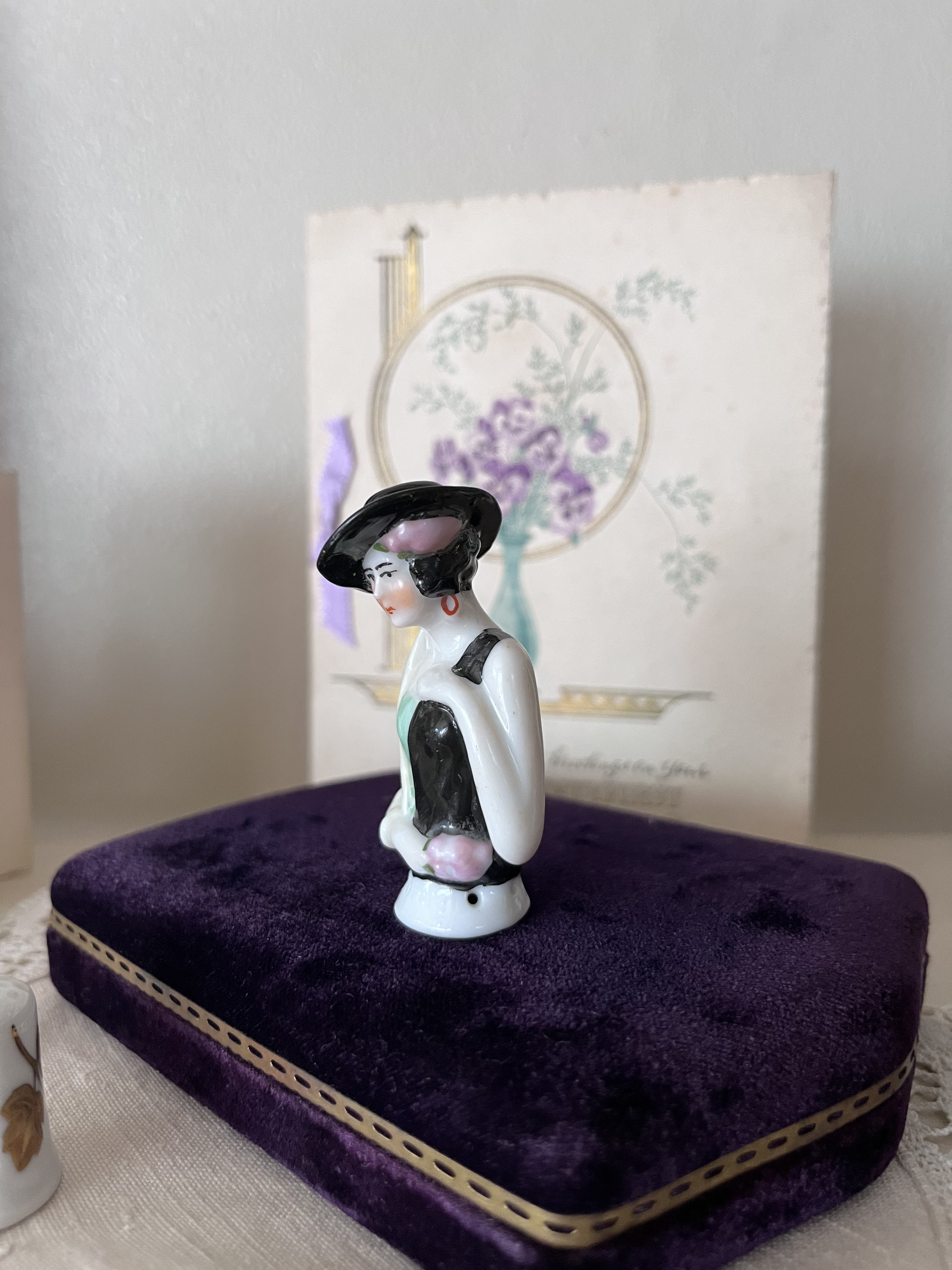 英国買い付け♪アンティーク 磁器製 薔薇を手にしたレディ ハーフドール/ハンドペイント