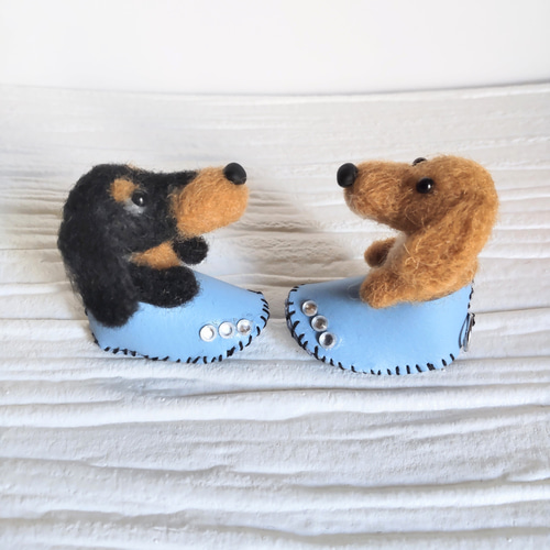 ♡羊毛靴に入ったミニチュアダックスフンドちゃんキーホルダー