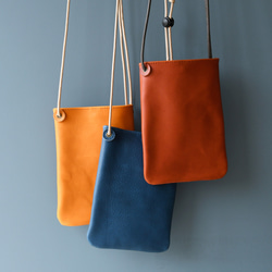 ショルダーleatherスマホケース✿留め革✿　栃木レザーヌメ本革 革 本革 スマホショルダー シボ入り栃木レザー レザーケース