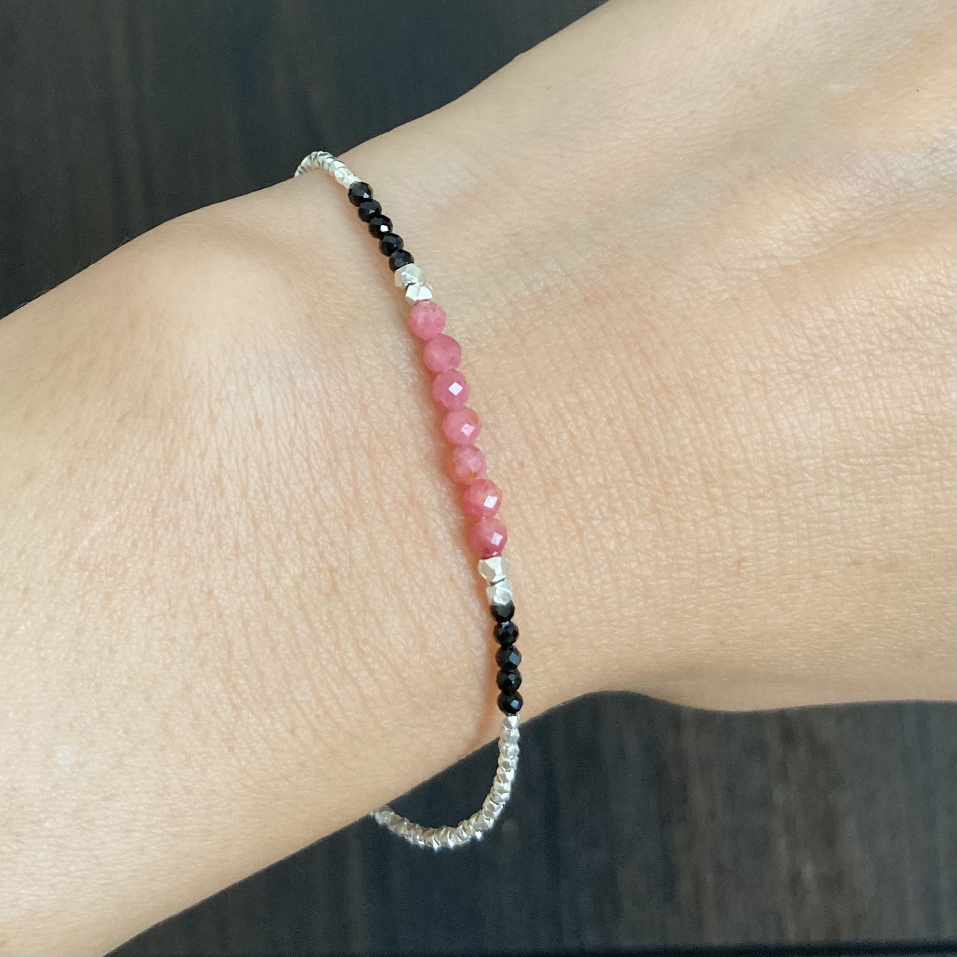 天然石ロードナイト（薔薇輝石）＆オニキスとカレンシルバー多角形ビーズのブレスレット　長さはオーダーで