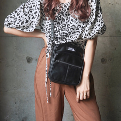 Monotone Leopard String Tops (white) 半袖ブラウス グレー 灰色 カジュアル 2枚目の画像