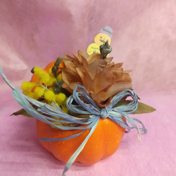 一点物【ハロウィン】パーティの飾りに♥　オレンジのパンプキンにハロウィンぽくしたアレンジの置物 1枚目の画像