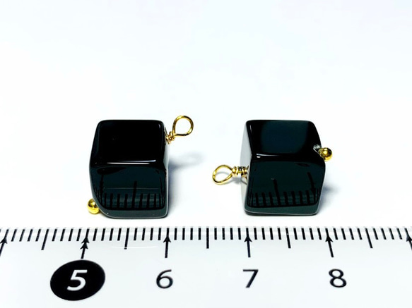 【天然石チャーム】オニキス　ダイスカット　10ｍｍ　2個　ハンドメイド素材 4枚目の画像