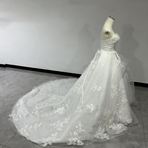 豪華！ ウエディングドレス レース プリンセスライン 華やかなトレーン  