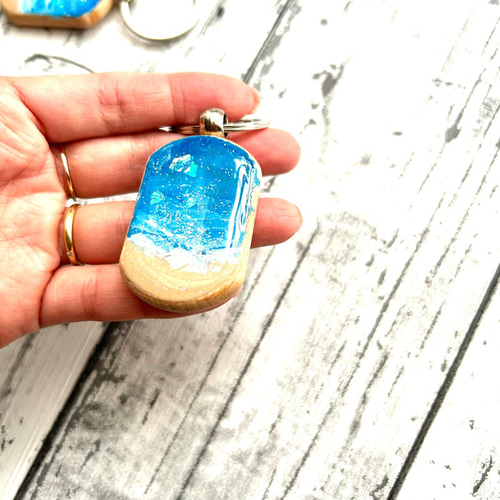 送料無料】名入れ可能な切り取った海のキーホルダー レジン