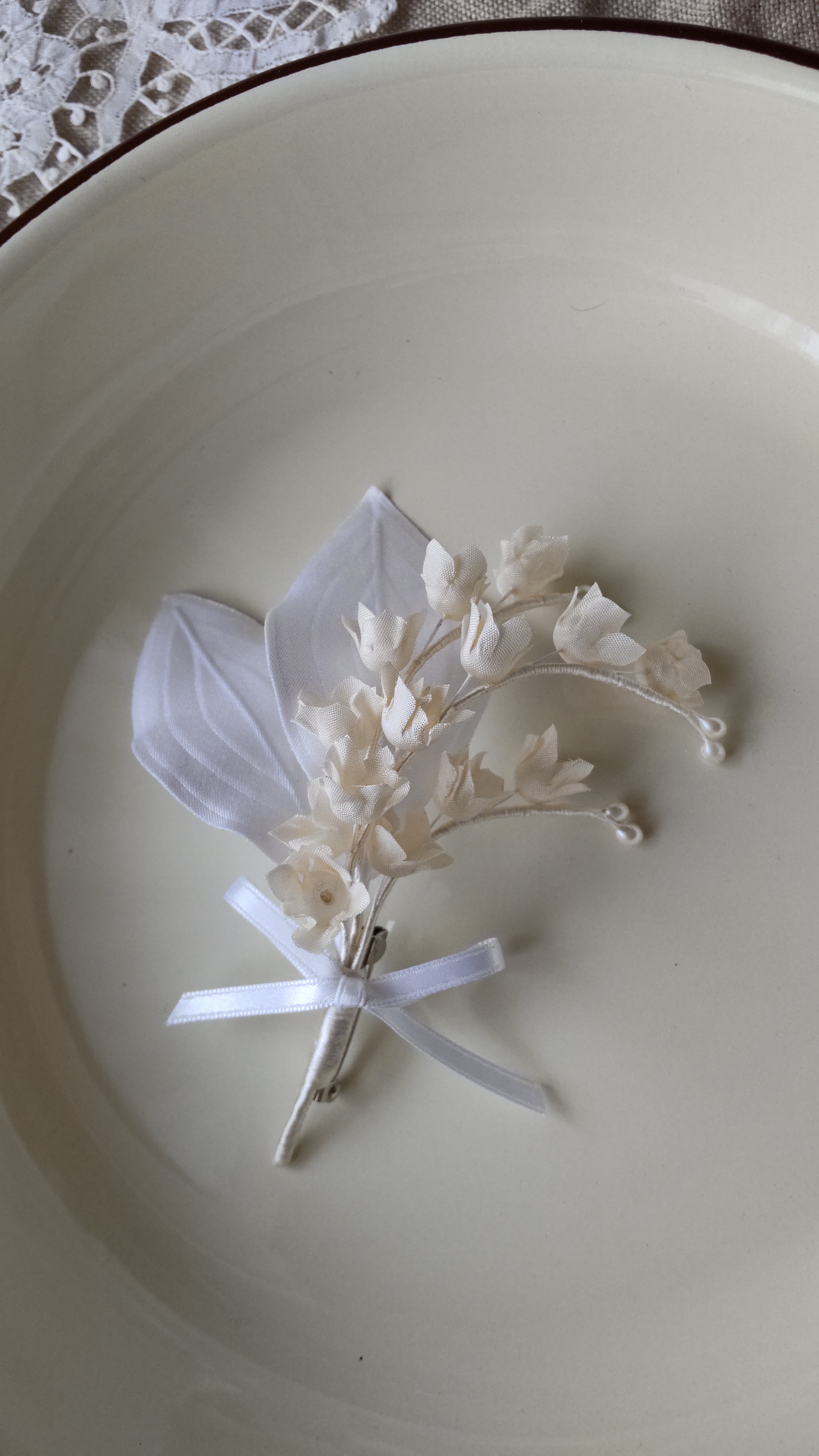 シルク100%(羽二重)使用　オートクチュール　コサージュ　すずらん　ホワイト　入園式　卒園式　入学式　卒業式　発表会