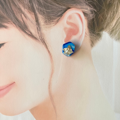ハンドメイド ☆ レジンピアス　ブルー マーブル ブルーマーブルレジンのイヤリング／ピアス 揺れない イヤリング