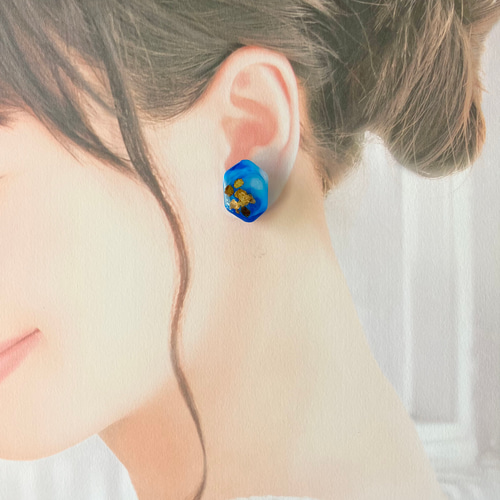ハンドメイド ☆ レジンピアス　ブルー マーブル ブルーマーブルレジンのイヤリング／ピアス 揺れない イヤリング