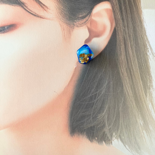 ハンドメイド ☆ レジンピアス　ブルー マーブル ブルーマーブルレジンのイヤリング／ピアス 揺れない イヤリング