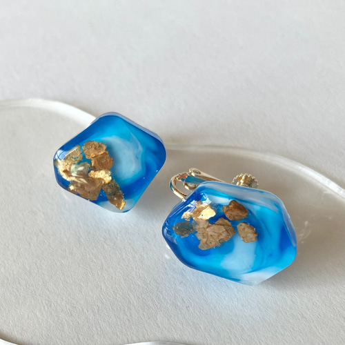 ハンドメイド ☆ レジンピアス　ブルー マーブル ブルーマーブルレジンのイヤリング／ピアス 揺れない イヤリング