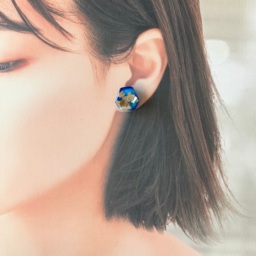 ブルーマーブルレジンのイヤリング／ピアス 揺れない イヤリング