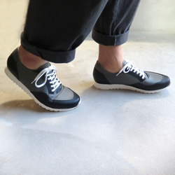 【簡約顏色】顯瘦又舒適！真皮成人男女通用運動鞋/灰色 x 黑色 第4張的照片