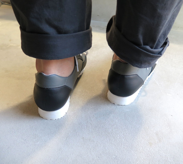 【簡約顏色】顯瘦又舒適！真皮成人男女通用運動鞋/灰色 x 黑色 第8張的照片