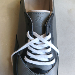 【簡約顏色】顯瘦又舒適！真皮成人男女通用運動鞋/灰色 x 黑色 第9張的照片