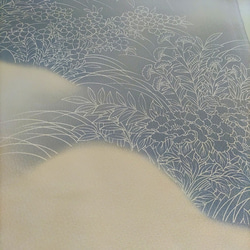 【正絹　洗い済】灰×青色に白地の花模様の生地A　約37×103ｃｍ　和布　古布　はぎれ 1枚目の画像