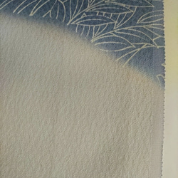【正絹　洗い済】灰×青色に白地の花模様の生地A　約37×103ｃｍ　和布　古布　はぎれ 7枚目の画像