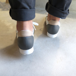 【簡約顏色】顯瘦又舒適！真皮成人男女通用運動鞋/白色 x 灰色 x 米色 第7張的照片