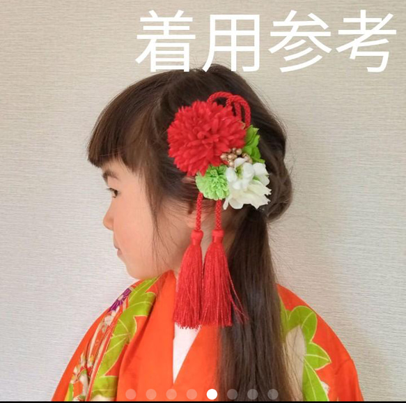 黒と白のピンポンマムとゴールドレースリボンとゴールドタッセルの髪飾り　ヘアクリップ 4枚目の画像