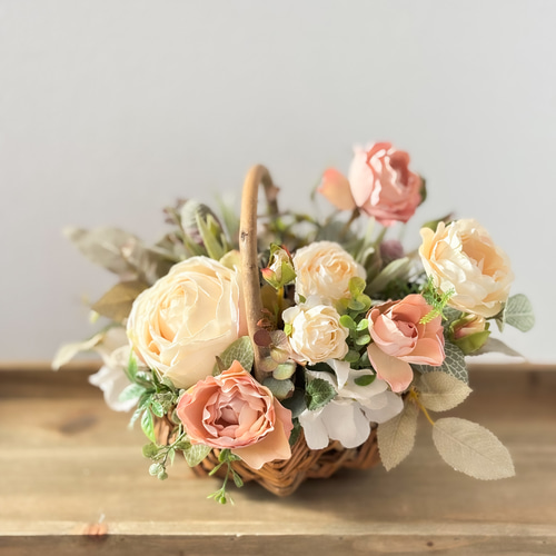 優しいニュアンスカラーのバスケットアレンジメント アーティ