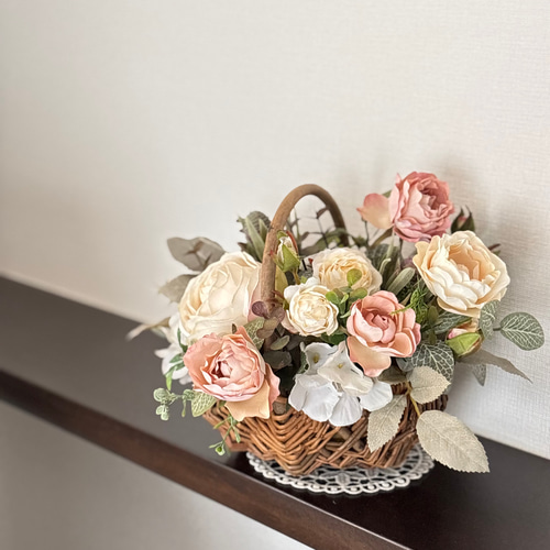 優しいニュアンスカラーのバスケットアレンジメント アーティ