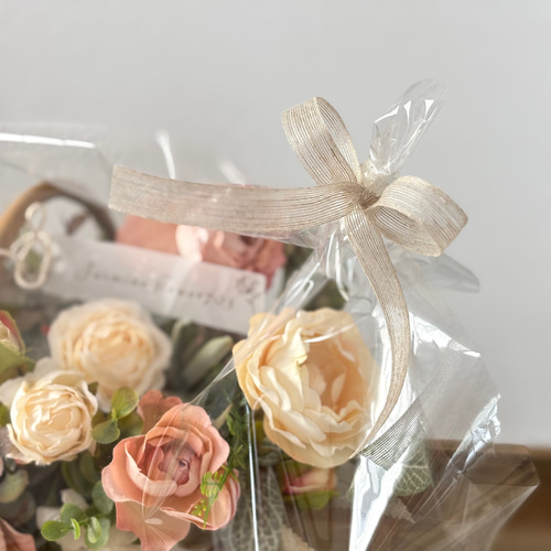 優しいニュアンスカラーのバスケットアレンジメント アーティ