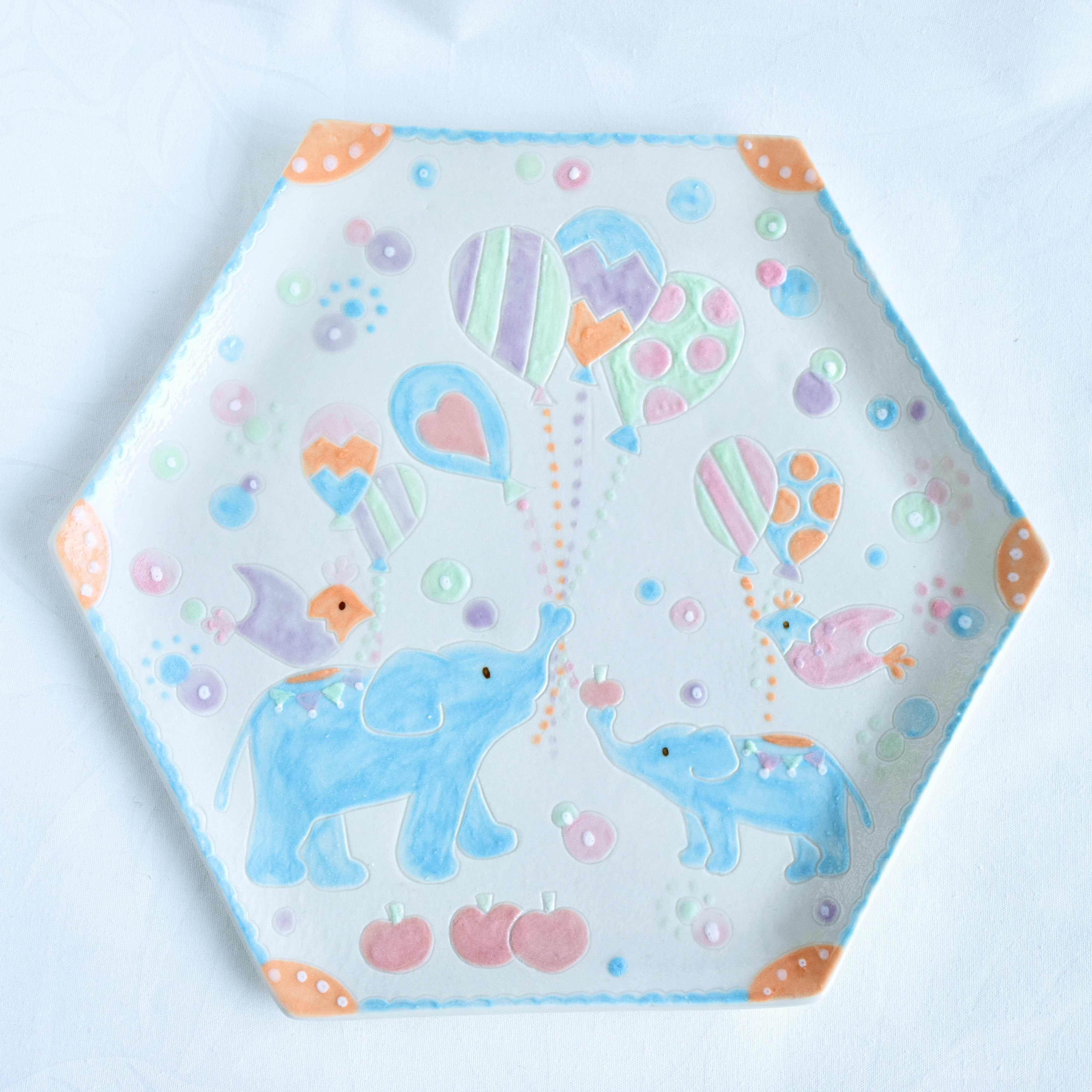 ○ りんご好きなゾウさんと風船の六角平皿 ○