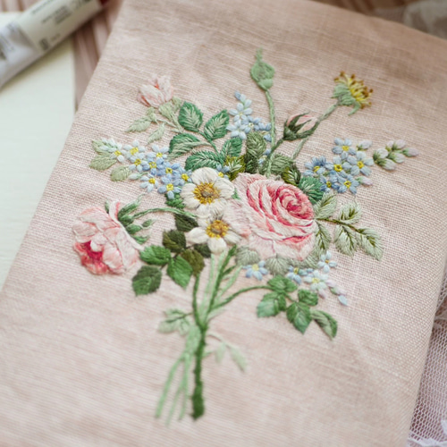 ブックカバー　ハンドメイド　花束刺繍　ピンク　持ち手付き　本カバー ブックカバー ハンドメイド 花束刺繍 ピンク 持ち手付き 本カバー