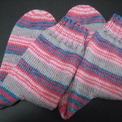 手編みの靴下　シルク混の糸で編んだ、ピンクの配色が楽しい靴下（女性用） 8枚目の画像