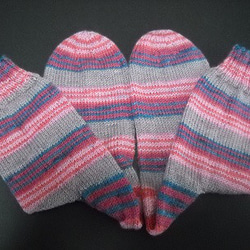手編みの靴下　シルク混の糸で編んだ、ピンクの配色が楽しい靴下（女性用） 7枚目の画像