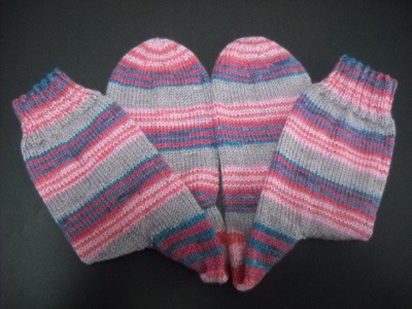 手編みの靴下　シルク混の糸で編んだ、ピンクの配色が楽しい靴下（女性用） 7枚目の画像