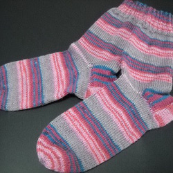 手編みの靴下　シルク混の糸で編んだ、ピンクの配色が楽しい靴下（女性用） 10枚目の画像