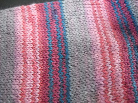 手編みの靴下　シルク混の糸で編んだ、ピンクの配色が楽しい靴下（女性用） 4枚目の画像
