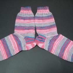 手編みの靴下　シルク混の糸で編んだ、ピンクの配色が楽しい靴下（女性用） 2枚目の画像