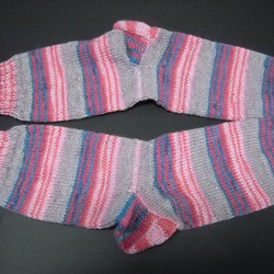 手編みの靴下　シルク混の糸で編んだ、ピンクの配色が楽しい靴下（女性用） 3枚目の画像