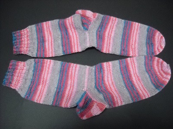 手編みの靴下　シルク混の糸で編んだ、ピンクの配色が楽しい靴下（女性用） 3枚目の画像