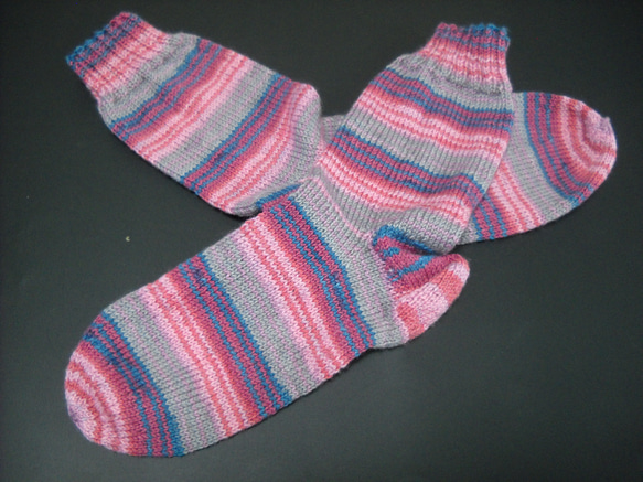 手編みの靴下　シルク混の糸で編んだ、ピンクの配色が楽しい靴下（女性用） 6枚目の画像