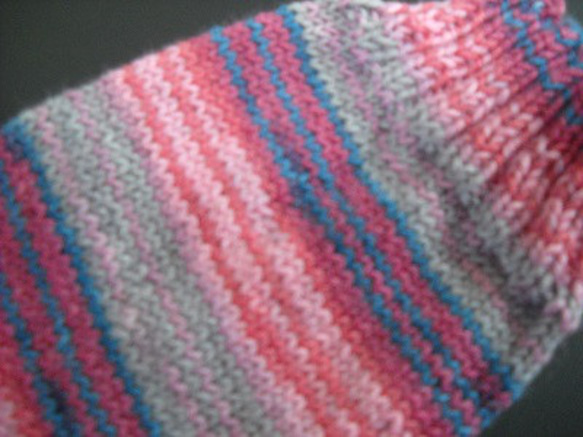 手編みの靴下　シルク混の糸で編んだ、ピンクの配色が楽しい靴下（女性用） 5枚目の画像