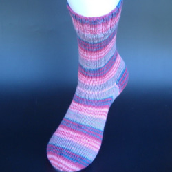手編みの靴下　シルク混の糸で編んだ、ピンクの配色が楽しい靴下（女性用） 1枚目の画像
